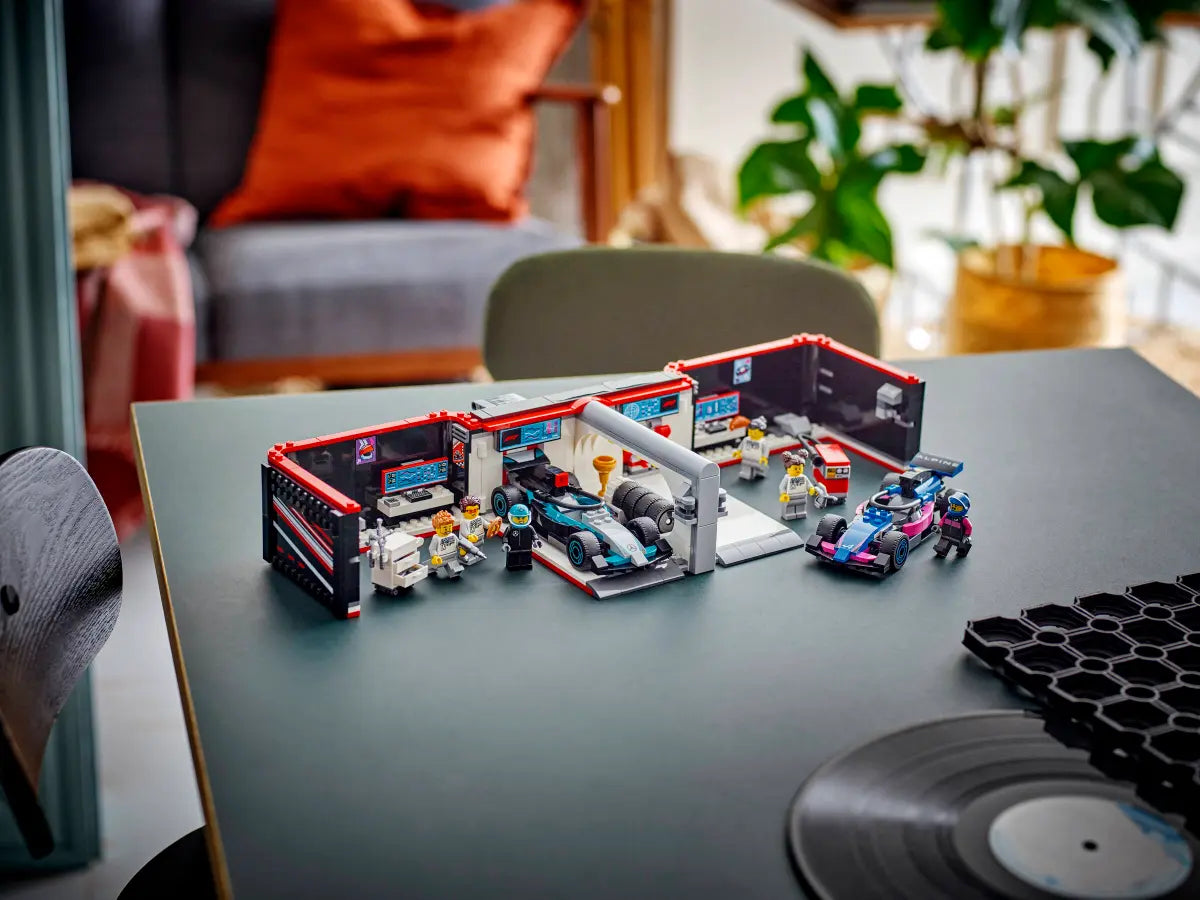 60444 F1 GARAGE AND MERCEDES-AMG AND ALPINE CARS